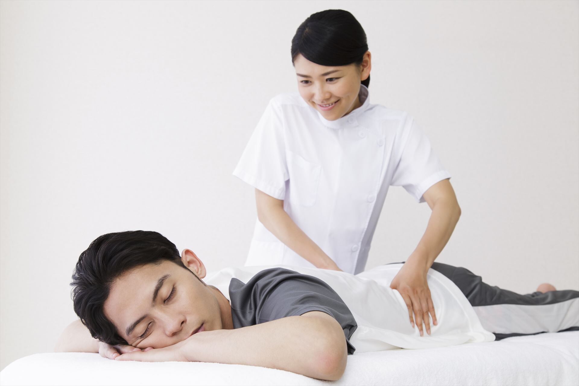 腰を施術する女性スタッフ