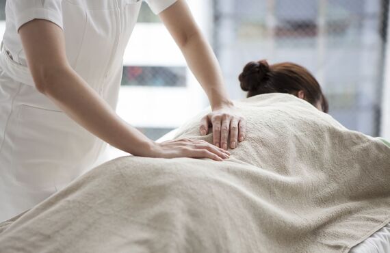 猫背に悩む浦安近隣の子供や主婦へ姿勢矯正を実施 | Lab putti.は市川で整体を行い健康をサポート